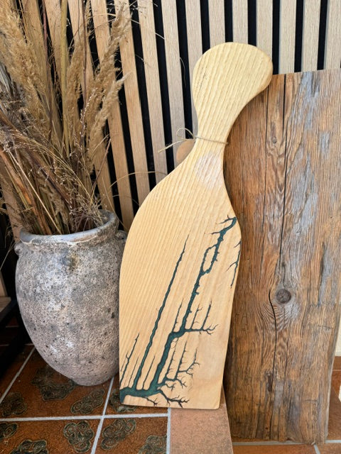 Servierbrett aus Esche mit Epoxidharz