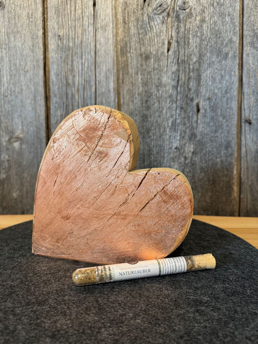 Deko Herz aus Eschenholz mit rosé Blattgold verziert