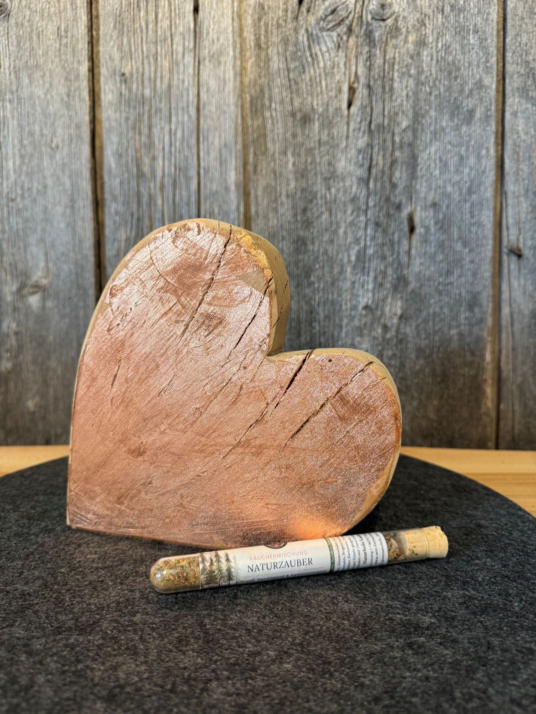 Deko Herz aus Eschenholz mit rosé Blattgold verziert