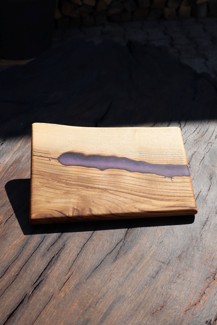 Servierbrett aus Esche mit Epoxidharz