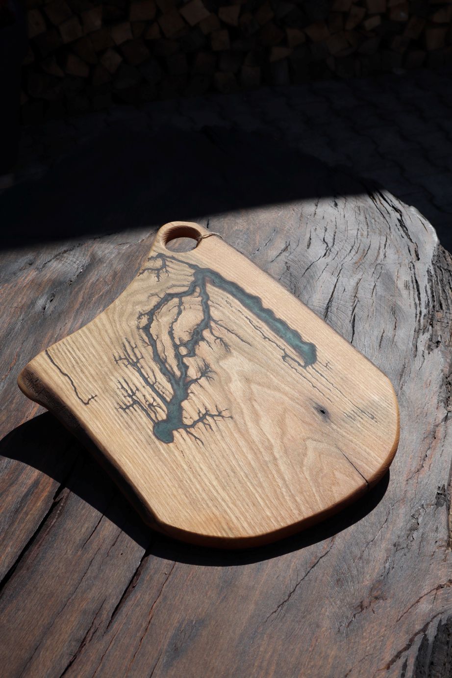 Servierbrett aus Esche mit Epoxidharz