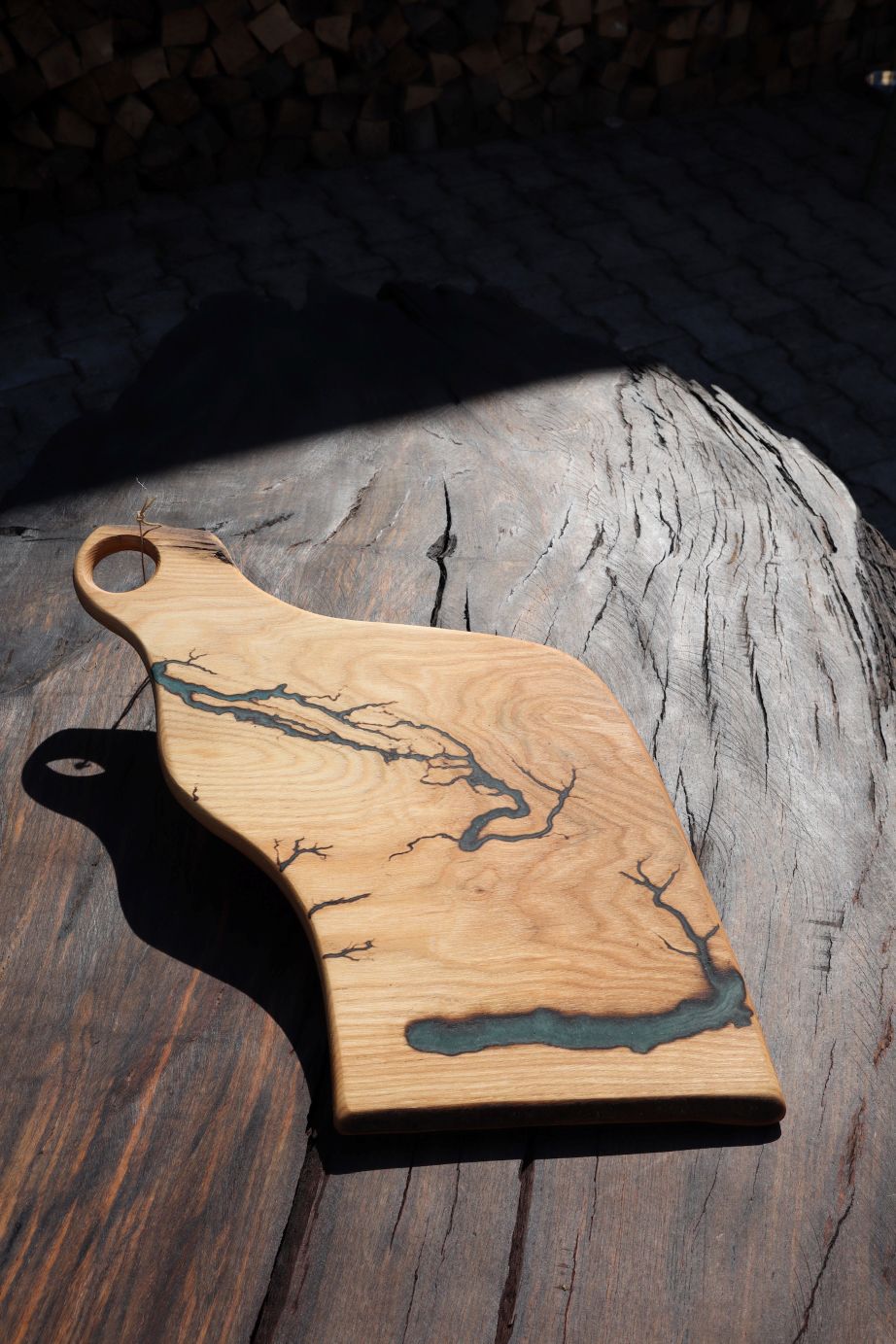 Servierbrett aus Esche mit Epoxidharz