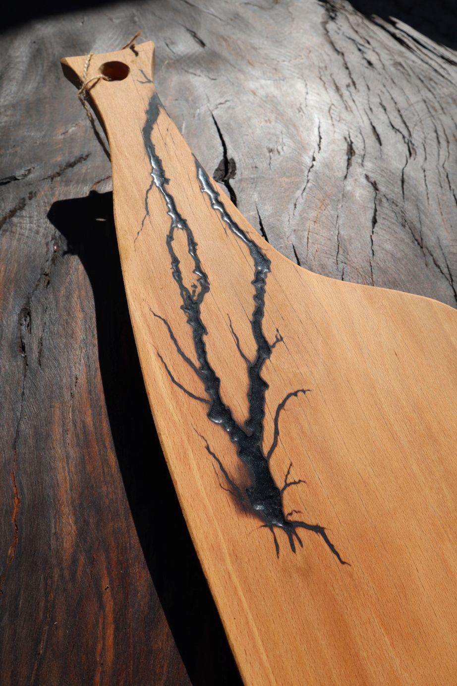Servierbrett aus Esche mit Epoxidharz