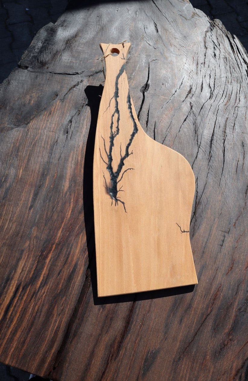 Servierbrett aus Esche mit Epoxidharz